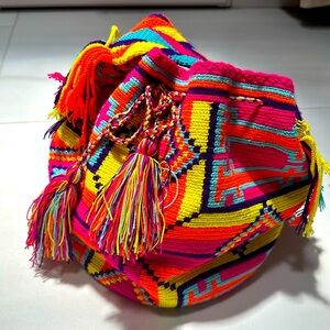 Wayuu Hand Woven Colombian Crossbody Bag Zigzag Pattern Multicolored. Great Buy
